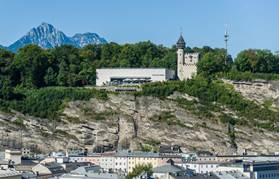 https://www.salzburg.info/deskline/infrastruktur/objekte/museum-der-moderne-moenchsberg_10460/image-thumb__1839__detail-site-header/blick-auf-das-mdm-moenchsberg_10467.jpeg